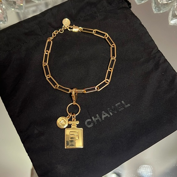 CHANEL Jewelry - Chanel Holiday Charm 2023-Attached to a Non Branded Paperclip Bracelet-